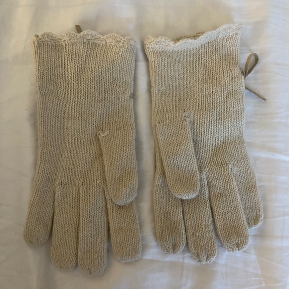 ModCloth Knit Gloves with Bows - Picture 5 of 8